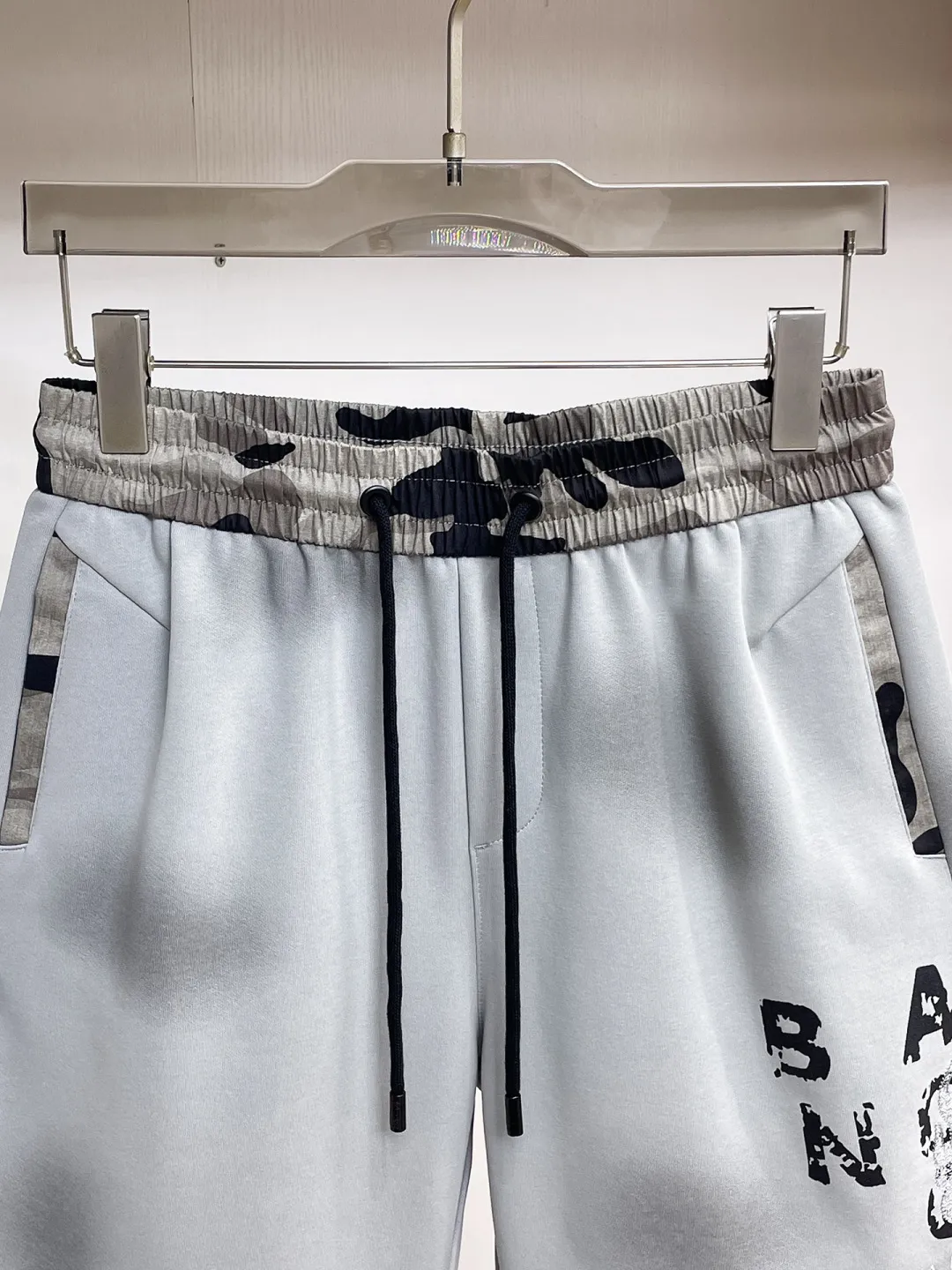 Balenciaga's three-standard complete 2026 summer New Arrival men's casual shorts, advanced custom-made Breathable fabric, Breathable fabric, extremely stretchy and comfortable, impeccable details, top-grade accessories, original logo design concept, delicate and soft feel! The upper body fit is awesome! Size: M-XXXL Please state your height and weight when ordering